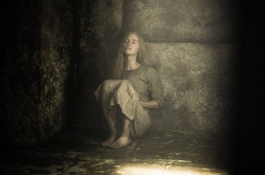 Il trono di spade: Lena Headey interpreta Cersei, rinchiusa in una cella, in un'immagine tratta da Aspra dimora