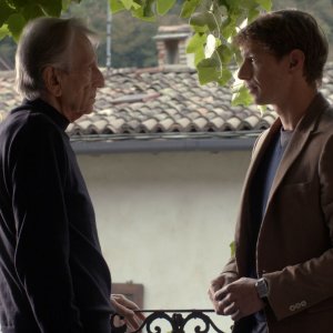 Io, Arlecchino: Giorgio Pasotti parla con Roberto Herlitzka in un momento del film drammatico