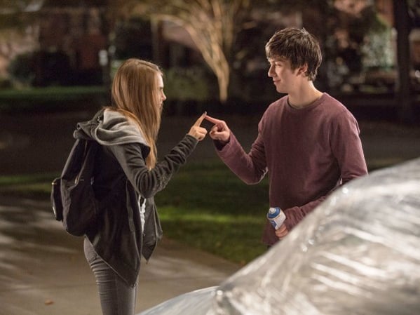 Città di carta: Cara Delevingne e Nat Wolff in un momento di complicità