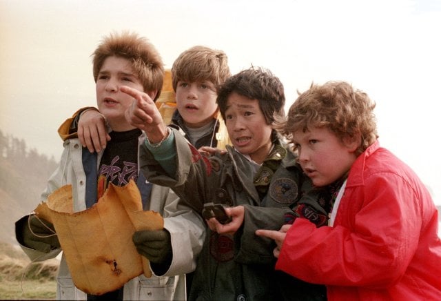 I Goonies: Sean Astin, Corey Feldman, Jeff Cohen e Jonathan Ke Quan in una scena