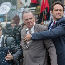 Affare fatto: Vince Vaughn insieme a Tom Wilkinson e Dave Franco in azione in un momento del film