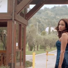 Le badanti: Samantha Castillo nei panni di Lola in una scena del film