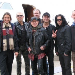Scorpions - Forever and a Day: il gruppo con la crew e la regista Katja von Garnier in una foto promozionale