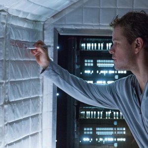 Sopravvissuto - The Martian: Matt Damon fa i calcoli nella sua navetta spaziale