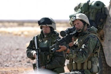 Generation Kill: Alexander Skarsgard e Stark Sands in una scena della mini serie