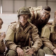 Band of Brothers: Damian Lewis e Ron Livingston in una scena della mini serie