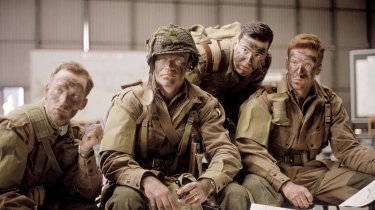 Band of Brothers: Damian Lewis e Ron Livingston in una scena della mini serie