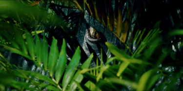 Jurassic World: L'Indominus Rex sbircia tra i cespugli