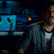 Jurassic World: Jake M. Johnson con la maglietta del primo parco/film