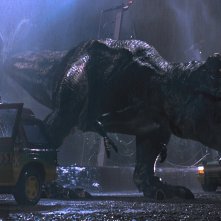 Jurassic Park: il T-Rex in azione sotto la pioggia