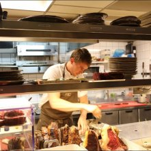 Steak (R)evolution: cuoco all'opera in un'immagine del documentario 