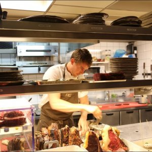 Steak (R)evolution: cuoco all'opera in un'immagine del documentario 