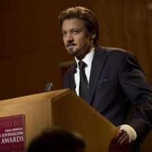 La regola del gioco: Jeremy Renner nei panni del giornalista Gary Webb in una scena