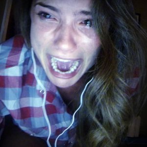 Unfriended: Shelley Hennig in un'inquietante immagine tratta dal film