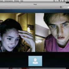 Unfriended: Shelley Hennig con Moses Jacob Storm in una terrificante scena del film horror