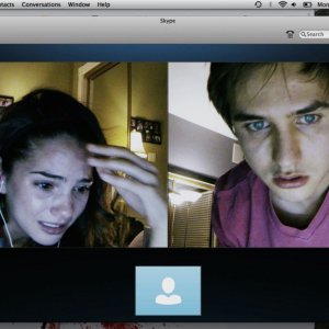 Unfriended: Shelley Hennig con Moses Jacob Storm in una terrificante scena del film horror