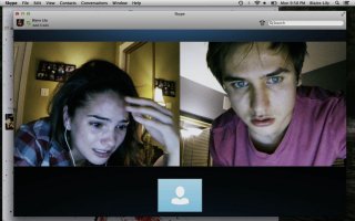 Unfriended: Shelley Hennig con Moses Jacob Storm in una terrificante scena del film horror
