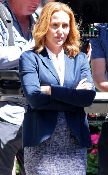 X-Files: Gillian Anderson a braccia conserte sul set