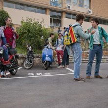 Torno indietro e cambio vita: Ricky Memphis e Raoul Bova tornati ai tempi della scuola in una scena del film