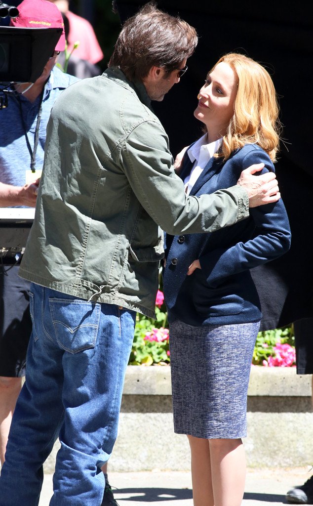 Rs 634X1024 150609183336 634Gillian Anderson David Duchovny Filming Holdingms060915