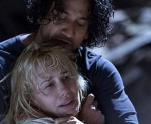 Sense8: Naveen Andrews e Daryl Hannah in un'immagine tratta dal primo episodio