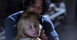 Sense8: Naveen Andrews e Daryl Hannah in un'immagine tratta dal primo episodio