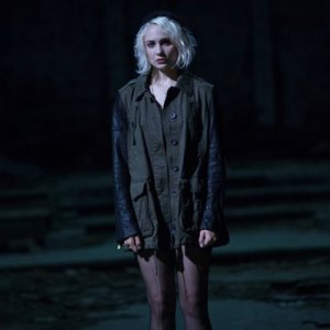 Sense8: l'attrice Tuppence Middleton in una scena del primo episodio