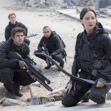 Hunger Games: Il canto della rivolta - Parte 2: Jennifer Lawrence, Liam Hemsworth, Sam Claflin ed Evan Ross in un'immagine del film