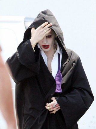 Suicide Squad: Jared Leto tenta di coprirsi il volto per celare il trucco del Joker