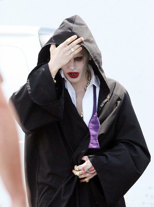 Suicide Squad: Jared Leto tenta di coprirsi il volto per celare il trucco del Joker