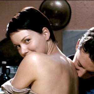 Soundtrack - Ti spio, ti guardo, ti ascolto: lo sguardo malizioso di Andrea Osvart in una scena del film