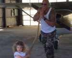 The Rock sposta un aereo con l'aiuto di una bambina di due anni