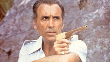 CHirstopher Lee in Agente 007 - L'uomo dalla pistola d'oro