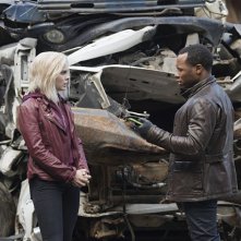 iZombie: Rose McIver e Malcolm Goodwin in una scena del finale di stagione 1