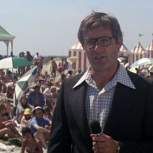 Peter Benchley, l'autore de Lo Squalo durante la sua apparizione nel film