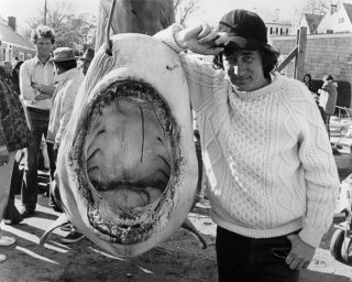 Spielberg sul set de Lo Squalo (Jaws, 1975)