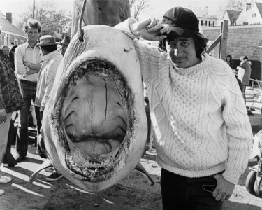 Spielberg sul set de Lo Squalo (Jaws, 1975)