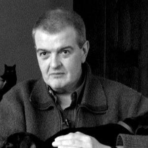 Nessuon siamo perfetti: Tiziano Sclavi in una scena del documentario a lui dedicato