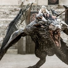 Il trono di spade: l'attrice Emilia Clarke in una scena della puntata La danza dei draghi