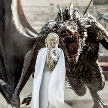 Il trono di spade: Emilia Clarke interpreta Dany nell'episodio La danza dei draghi