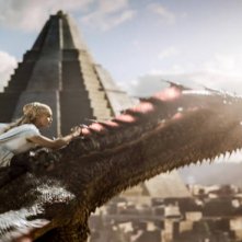 Il trono di spade: Dany (Emilia Clarke) fugge con Drogon in La danza dei draghi