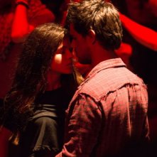 Tracers: Taylor Lautner e Marie Avgeropoulos in un'immagine del film