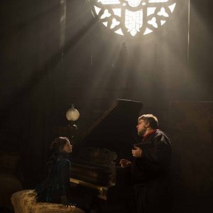 Crimson Peak: Guillermo Del Toro sul set con Jessica Chastain