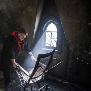 Crimson Peak: Guillermo del Toro sistema una sedia a dondolo