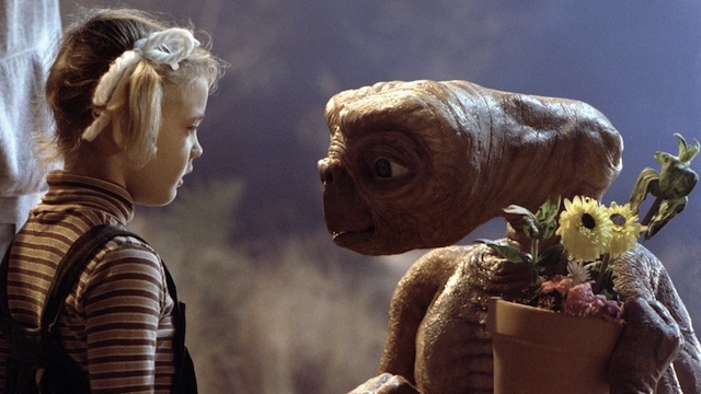 Drew Barrymore in una scena di E.T.