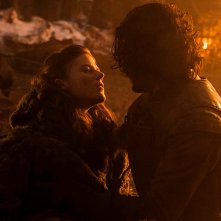 Il trono di spade: Kit Harington e Rose Leslie nell'episodio The Watchers on the Wall