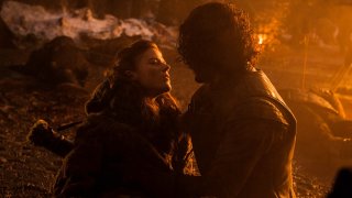 Il trono di spade: Kit Harington e Rose Leslie nell'episodio The Watchers on the Wall
