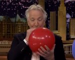 Alan Rickman inala elio in tv: un momento imperdibile