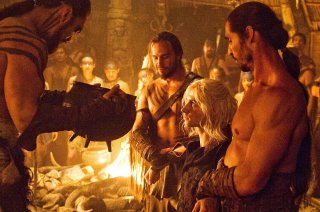 Harry Lloyd e Jason Momoa nell'episodio La corona d'oro de Il trono di spade