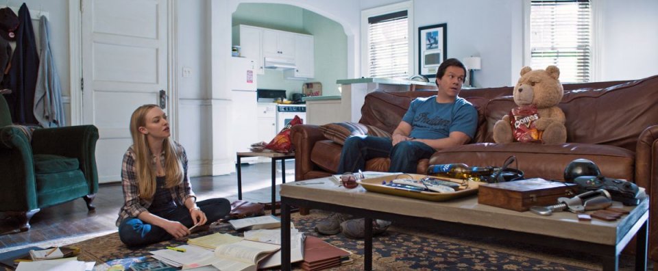 Ted 2: Amanda Seyfried insieme a Ted e Mark Wahlberg in un'immagine della commedia